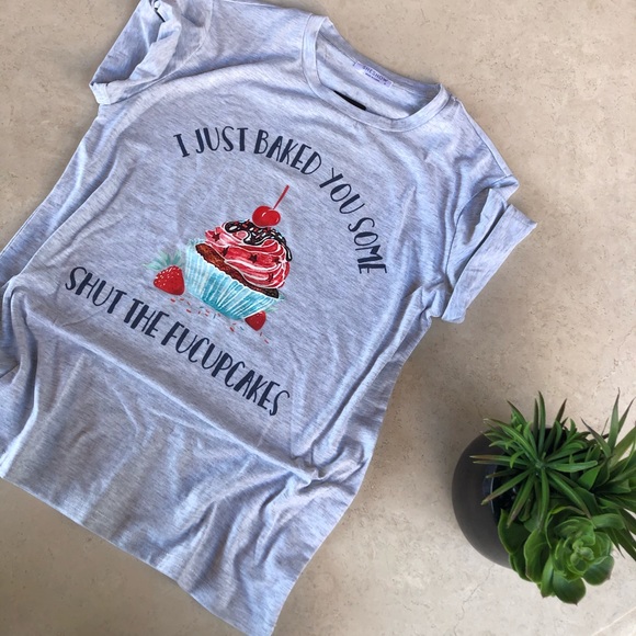 💥Make An Offer💥 Cupcake Graphic Tee - Picture 1 of 5